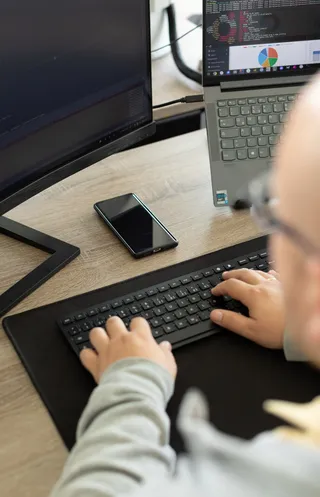 Ein Website-Programmierer programmiert eine Website